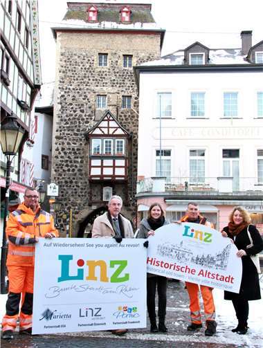 Ganz Linz wird mit den neuen Schildern ausgestattet. Fotos: KBL