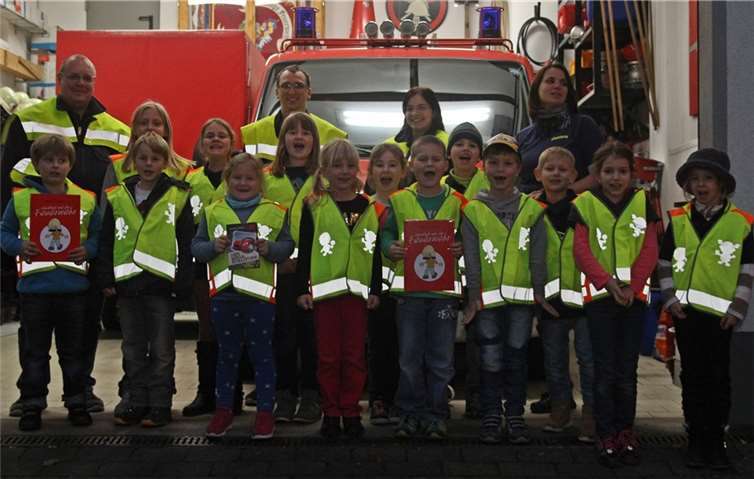 Ganz Stolz sind die Kleinen der Bambiniwehr auf ihre neuen Sicherheitswesten.Willi Willig