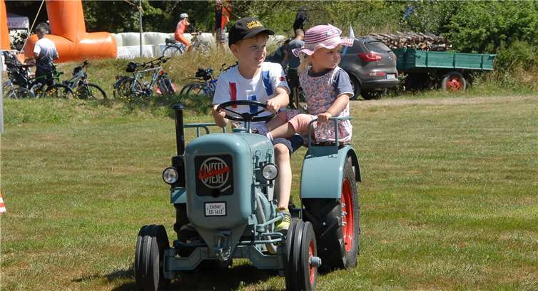 Ganz allein mit einem „richtigen“ Trecker unterwegs:Die Nachbauten von Otto Prior waren der Hit für die Kinder.