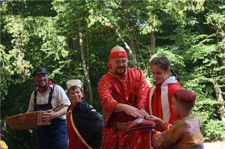 Ganz am Ende wird Jim noch zum König gekrönt, mehr wird nicht verraten.