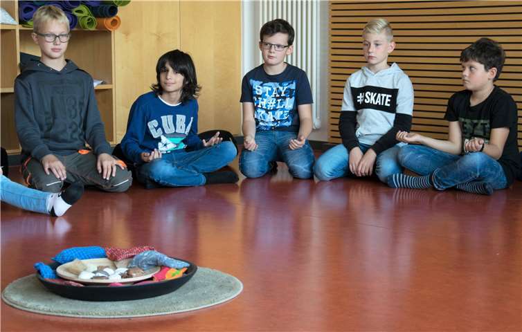 Ganz bei sich – Schüler der Klassenstufe 5 während des Achtsamkeitstrainings. Privat