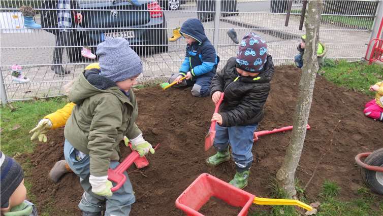 Ganz besonders aufregend für die Kinder war allerdings die Lieferung von Muttererde. Foto: privat
