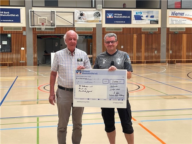 Ganz besonders freut sich der Handballverein Vallendar über einen Scheck von der Andreas-Hahn-Stiftung in Höhe von 3.000 Euro für die Förderung der Jugendarbeit.  Foto: privat