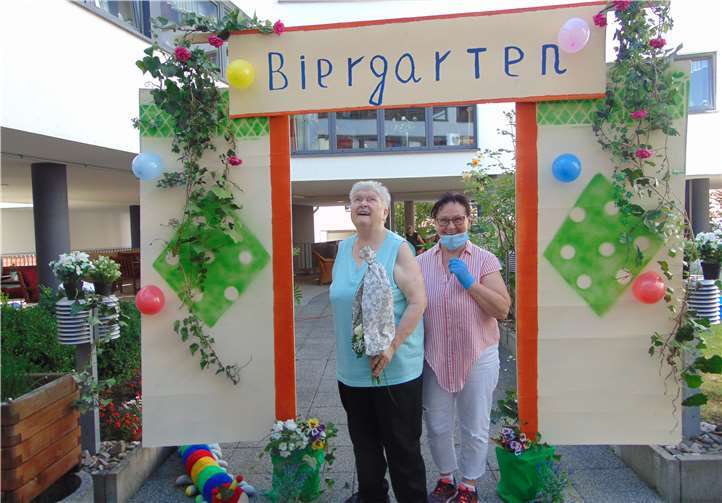 Ganz besonders freute sich Geburtstagskind Ursula Fischer (links), die auchvon Alicia Denkiewicz beglückwünscht wurde.Foto: Altenzentrum Ev. Marktkirchengemeinde