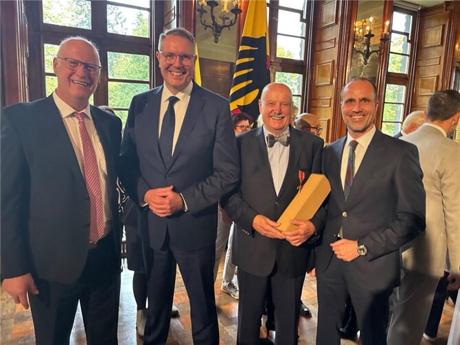 Ganz besonders freute sich Staatsminister Clemens Hoch, MdL, der ebenso wie Ministerpräsident Alexander Schweitzer vor Ort war, dass gleich drei Rheinland-Pfälzerinnen und Rheinland-Pfälzer aus seinem Wahlkreis mit der hohen Auszeichnung geehrt wurden. Foto: Wahlkreisbüro Clemens Hoch, MdL