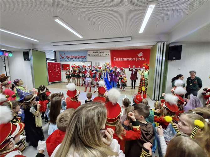 Ganz besonders gefreut haben sich die Merler Kinder über jede Menge Kamelle, die die Meckenheimer Kinderprinzessin Jana I. bei ihrem Besuch verteilte. Foto: privat