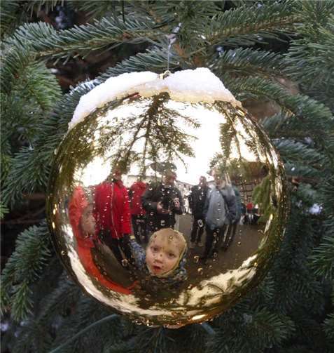 Ganz erstaunt auf dem musikalischen Weihnachtsmarkt.