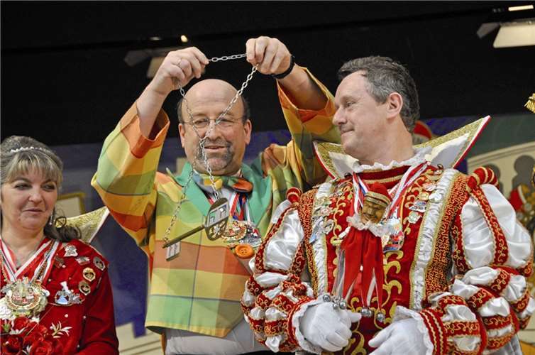 Ganz freiwillig rückte Bürgermeister Herbert Georgi den Schlüssel heraus und übergab ihn für zehn tolle Tage an Wilfried I.