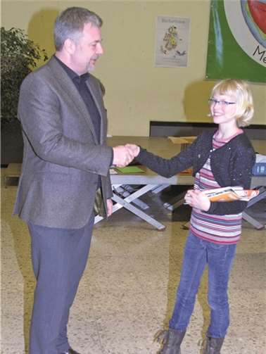 Ganz herzlich gratulierte Michael Sperling Emilia Dahmen und freute sich, dass die diesjährige Gewinnerin aus der Apfelstadt kommt
