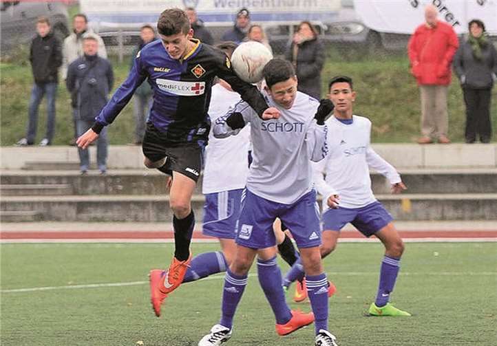 Ganz hoch hinaus will die C-Jugend der TuS Koblenz. Die sicherte sich mit einem 4:0-Erfolg über den TSV Schott Mainz die Herbstmeisterschaft in der Regionalliga Südwest. TH