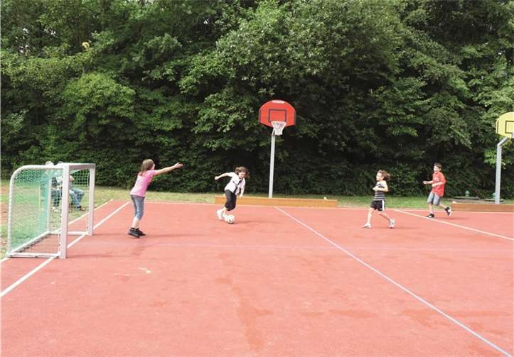 Ganz hoch im Kurs steht bei den Schülerinnen und Schülern das Tartanspielfeld auf dem „kleinen“ Schulhof,