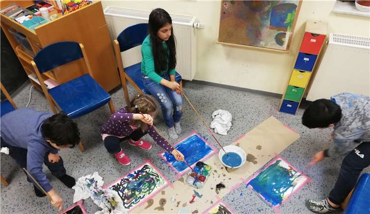 Ganz im All-over-Paint Style wurden die großen Blätter auf dem Boden platziert und flächendeckend bemalt, besprüht oder betupft.Fotos: privat