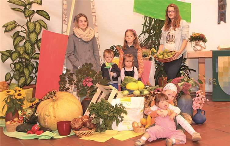 Ganz im Sinne des Erntedankfests wurden die Räumlichkeiten dekoriert. Auch die Kinder hatten daran ihre Freude. AND