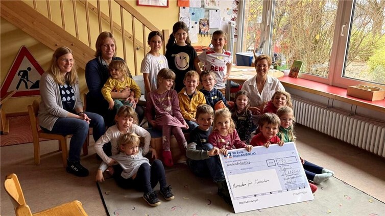 Ganz im Sinne des Themas „Teilen“ konnte das Kindergottesdienst-Team einen Scheck für die Aktion „Menschen für Menschen“ präsentieren. Foto: privat