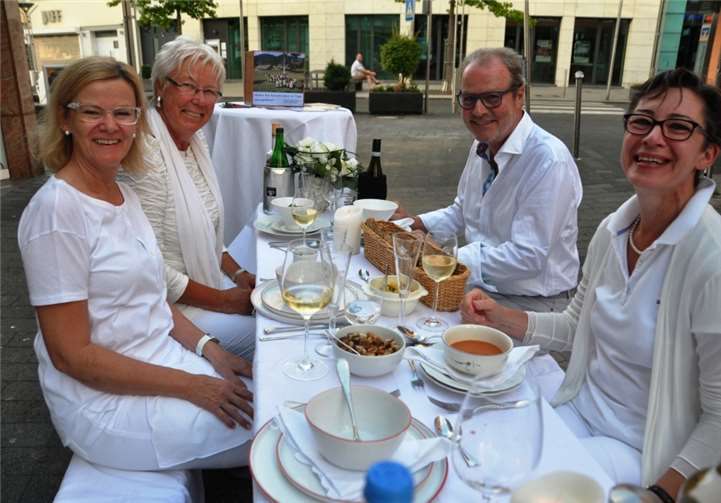 Ganz in Weiß genossen die Teilnehmer die köstlichen Speisen bis in die Dämmerung.privat