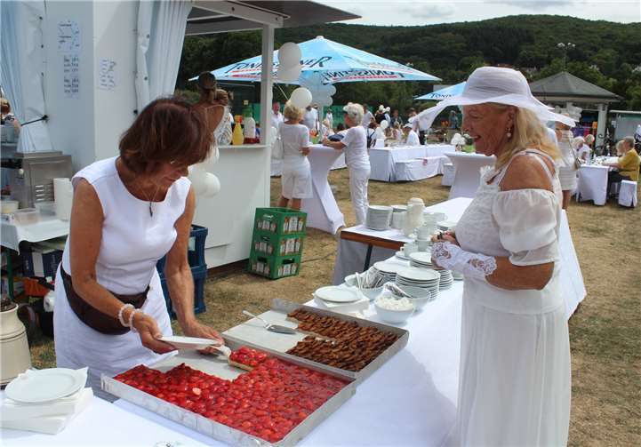 Ganz in Weiß trafen sich die Gäste an der „längsten Kaffeetafel des Ahrtals“.