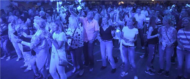 Ganz in blau und weiß tanzten die „Klüngelkopp“-Fans durch den Abend.