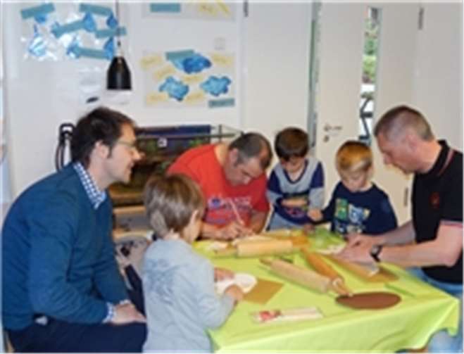 Ganz individuelle Überraschungen für Muttertag entstanden beim gemeinsamen Basteln von Vätern und Kindern in Pech. privat