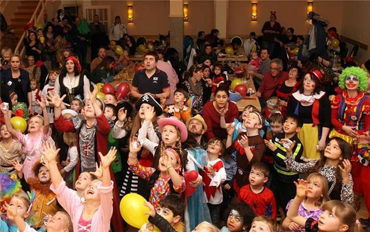 Ganz klar: Hier regnet es gleich jede Menge Kamelle auf die kleinen Jecken. WW, Willi Willig