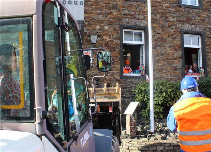 Ganz klein wie „Bob der Baumeister“ wurde Gerhard Hausen am Rathausfenster, als der Radlader vorfuhr.