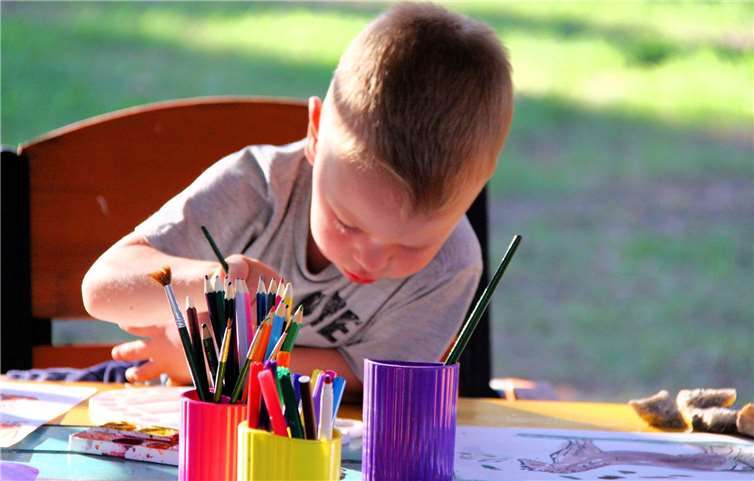 Ganz konzentriert wird hier ein Bild gemalt. In den Zimmern vieler Seniorenheime soll es zu Ostern und auch später mit den „Glücksbildern“ von Wachtberger Kindern eine herzliche Verbundenheit zu allen geben. Quelle: Pixabay.de