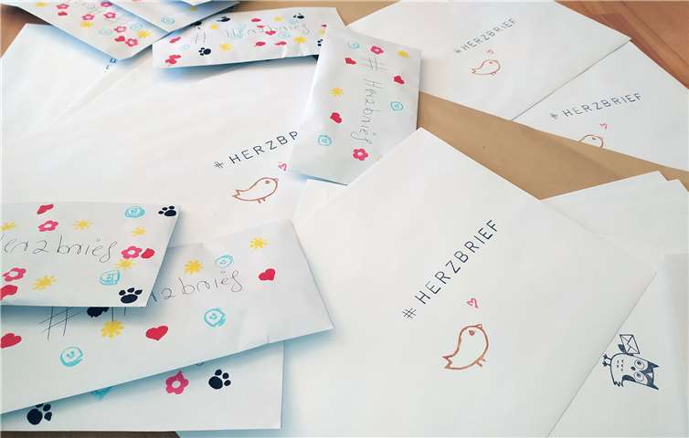 Ganz liebevoll dekorieren die Kinder und Jugendlichen die #herzbriefe für die Senioren. Foto: Christian Klein