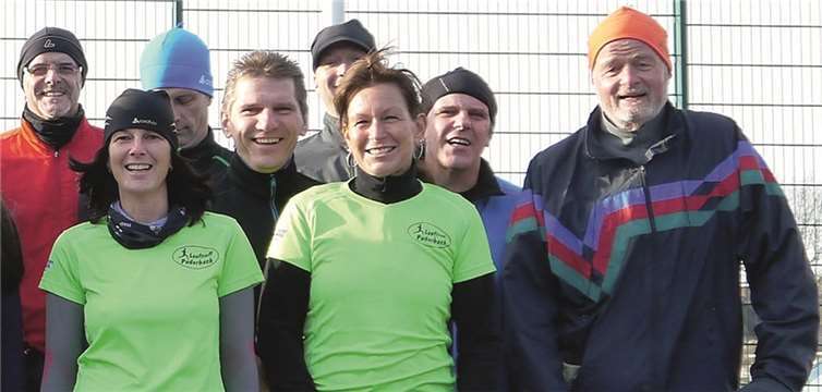 (Ganz links) Heike Büdenbender und (ganz rechts) Lauftreff Chef Karl-Werner Kunz.Archiv Lauftreff Puderbach