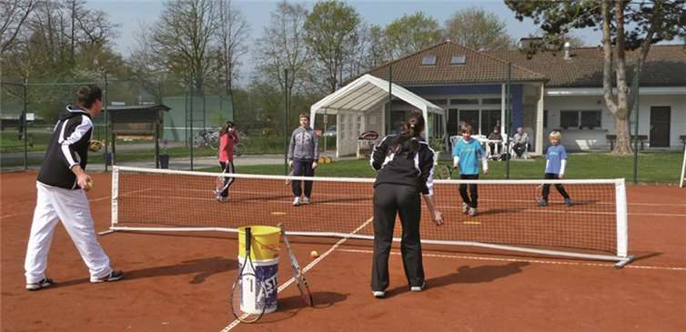 Ganz locker wird am Aktionstag der erste Kontakt zu der gelben Filzkugel hergestellt. privat