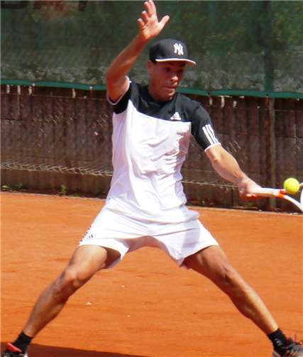 Ganz nach dem Geschmack der Zuschauer erlebten diese ein äußerst spannendes und sehenswertes Tennismatch zwischen Titelverteidiger Florian Kluth und Stefan Moritz. Fotos: Dietrich Rockenfeller/TC Steimel