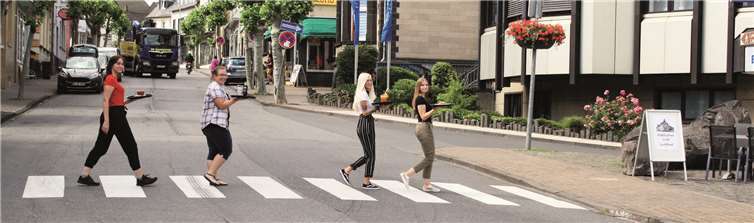 Ganz nach dem Vorbild des Beatles-Covers „Abbey Road“ nutzen die Mitarbeiter der neuen Mendiger Gastronomie „Köstliches Amt“ den Zebrastreifen am Ende der Poststraße, um ihre Gäste auf der dortigen Verkehrsinsel zu bewirten. Fotos: FRE
