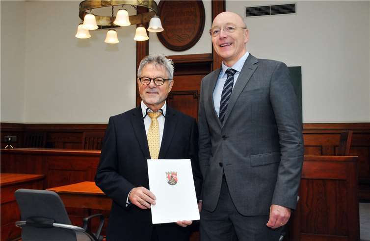 Ganz offiziell wurde Reinhold Hergarten vom Präsident desLandgerichts in Koblenz, Stefan Rüll, die Entlassungsurkundevon Ministerpräsidentin Malu Dreyer überreicht.