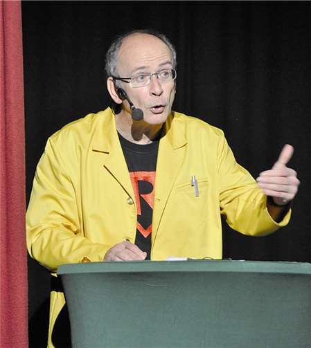 Ganz ohne Bühnenbild, nur mit Worten und Sprache begeisterte der „Weltenretter“ Stefan Reusch in der „Kulturwerkstatt“. A