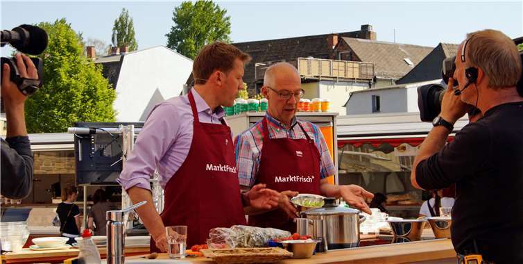 Ganz professionell erklärt Lokalmatador Dirk Heuser den Umstehenden seine Kochkunst.Fotos: MIH