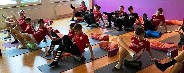 Ganz schön anstrengend: Die D-Junioren des Ahrweiler BC beim Yoga.Foto: privat
