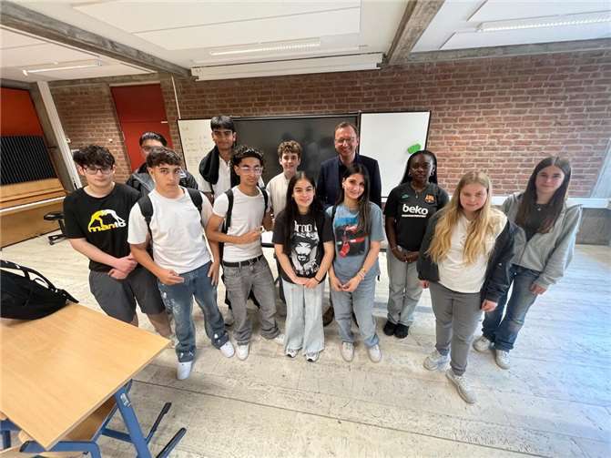 Ganz schön auf Zack waren die Schülerinnen und Schüler der Klassenstufe 9 der Realschule plus an der Römervilla in Mülheim-Kärlich beim Besuch des Koblenzer Wahlkreisabgeordneten Josef Oster (CDU). Foto: Michaela Cetto