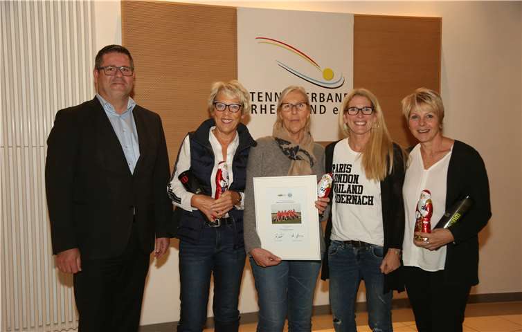 Ganz schön kuschelig wurde es beim abschließenden Gruppenfoto– Zusammenrücken war angesagt.Foto: Tennisverband Rheinland e.V.