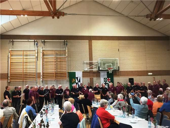Ganz spontaner Auftritt des MGV Löf und des MGV Weitersburg als Gemeinschaftschor.