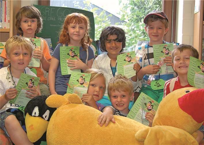 Ganz stolz auf ihren „Bücherei-Führerschein“ sind die großen Kinder des Fritzdorfer Kindergartens. privat