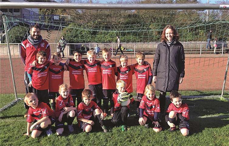 Ganz stolz präsentieren sich die jungen Kicker des VFL Rheinbach in ihren neuen Trikots. privat