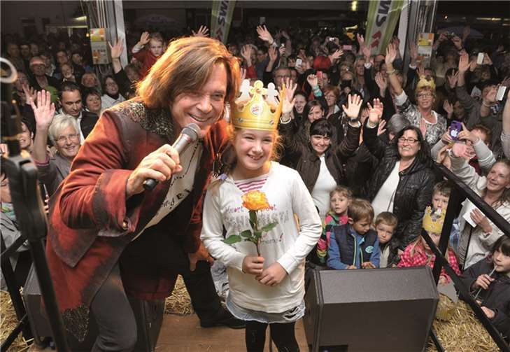 Ganz süß - die kleine Sidney überreichte ihrem „Onkel Jürgen“ eine Rose. Dieser hauchte seinem kleinen Fan „Ich bau Dir ein Schloss“ ins Öhrchen.