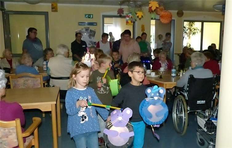 Ganz traditionell feierten Senioren und Belegschaft der Marienburg das Martinsfest: mit Wecken, einem Fackelzug der Kindergartenkinder, vielen alten Liedern und dem regionaltypischen Döppekoche.  privat