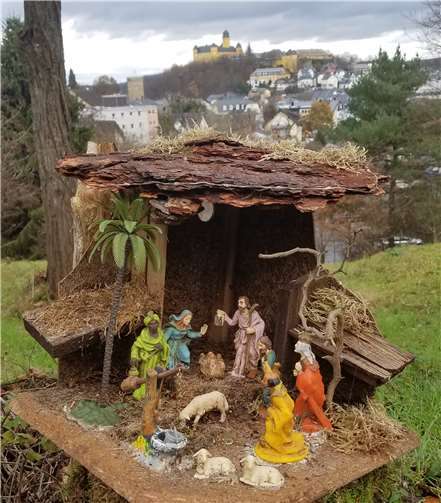 Ganz unterschiedlich gestaltet sind die über 120 verschiedenen Krippen, die den Bieberichsbach entlang zu finden sind. Fotos: NC