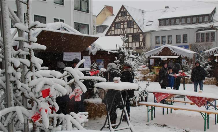 Ganz viel Schnee – so wünschtman sich einen Weihnachtsmarkt. Fotos: KMI