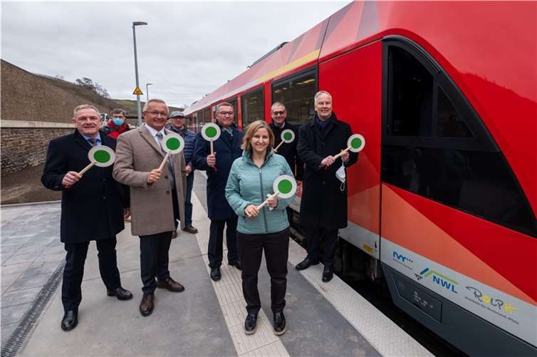 Ganz vorne: Katrin Eder, Staatssekretärin im rheinland-pfälzischen Ministerium für Klimaschutz, Umwelt, Energie und Mobilität (MKUEM). Vordere Reihe (v.l.): Stefan Schwinn, Leiter Regionalbereich Mitte, DB Station&Service AG; Achim Hallerbach, Landrat Neuwied und Verbandsvorsteher SPNV-Nord; Horst Gies, MdL, Erster Kreisbeigeordneter Ahrweiler; Peter Diewald, Erster Beigeordneter Stadt Bad Neuenahr-Ahrweiler; Dr. Klaus Vornhusen, Deutsche Bahn AG, Konzernbevollmächtigter für die Länder Rheinland-Pfalz und Saarland. Hintere Reihe: (v. li.): Wolfgang Groß, Ahrtalbahnfreunde; Sebastian Gregor, Ortsvorsteher Walporzheim.Foto: Deutsche Bahn