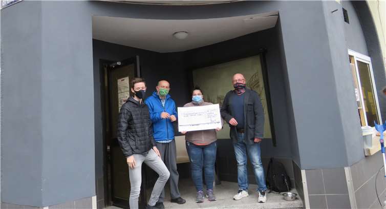 Ganze 1250 Euro konnten dem Förderverein des „Mampf“ übergeben werden. Foto: SPD OV Rhens