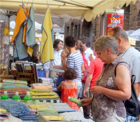 Ein Warenhaus unter freiem Himmel Ganze Familien waren unterwegs, um beim Johannimarkt ein Schnäppchen zu machen. MT