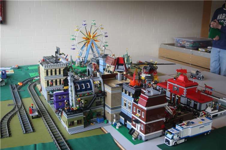 Ganze Städte und Landschaften lassen sich mit den Bausteinen entwerfen. UP