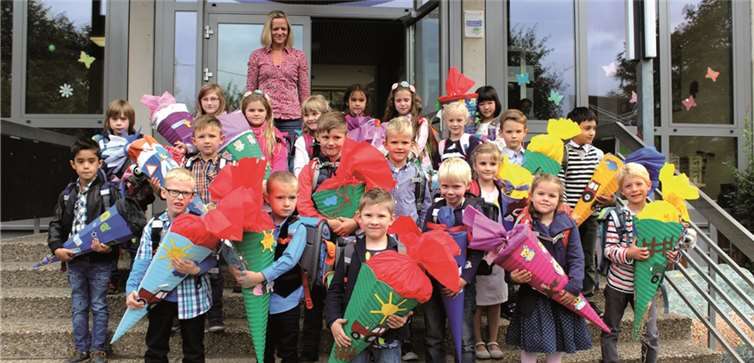 Gar nicht ernst, sondern strahlend konnte man die Erpeler Erstklässler nach einer ersten Schulstunde erleben. DL