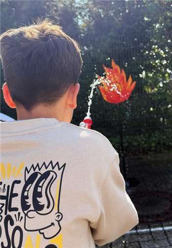 Gar nicht so einfach, das „Feuer“ mit dem Wasser aus dem Feuerwehrschlauch zu treffen. Foto: Mara Stahlhofen/UK RLP