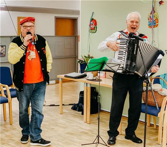 Garant guter Stimmung im Altenzentrum Sankt Stephan: Heinz Meurer mit seinem Akkordeon. Foto: privat